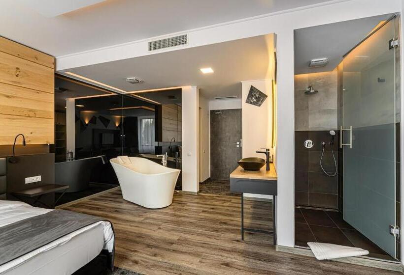 Номер Deluxe, B The