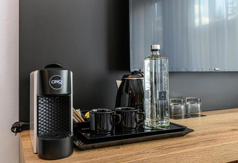 Номер Deluxe, B The