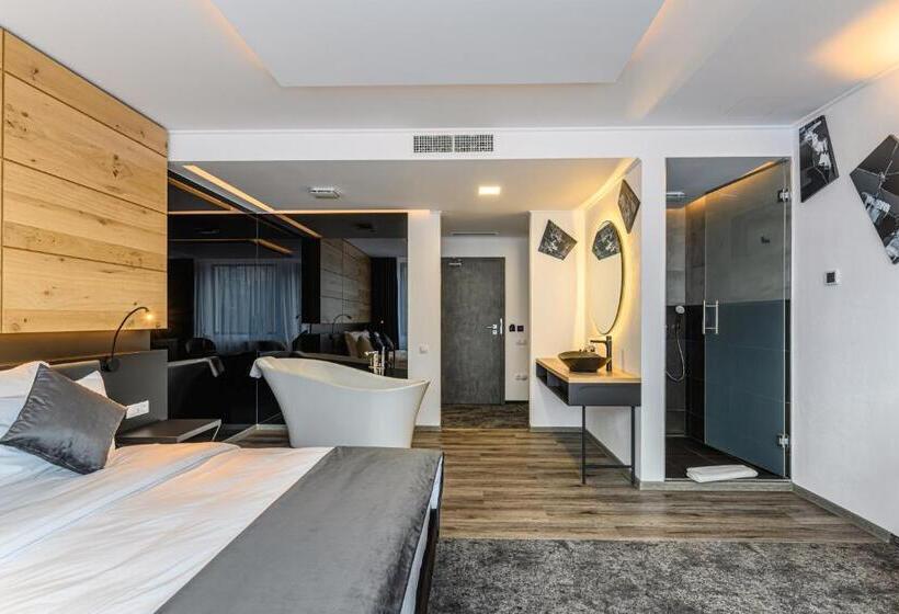 Номер Deluxe, B The