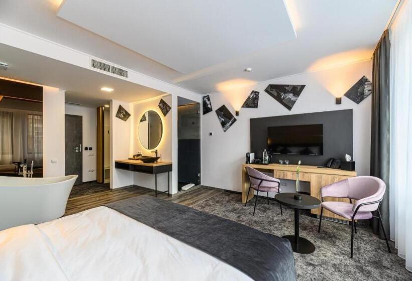 Номер Deluxe, B The