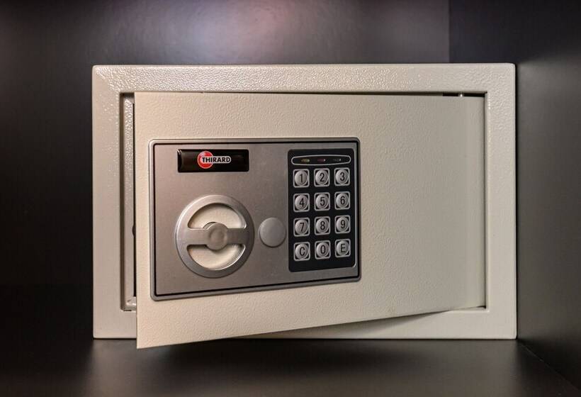 Номер Deluxe, B The