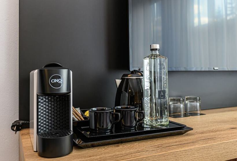 Номер Deluxe, B The