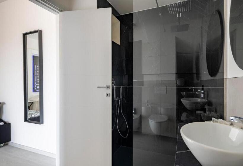 اتاق خانوادگی با چشم‌انداز باغ, Cara A Bentu   Charming Rooms