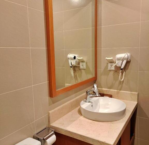 اتاق استاندارد چهارنفره با بالکن, Hanz Seahorse Hotel Phu Quoc