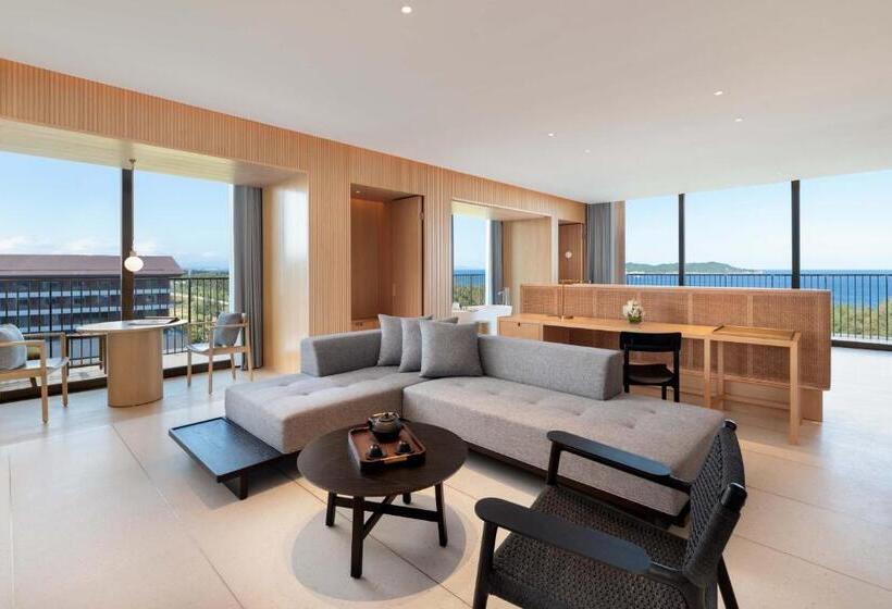 מיטת קינג בסוויטה, The Taikang Sanya, A Tribute Portfolio Resort