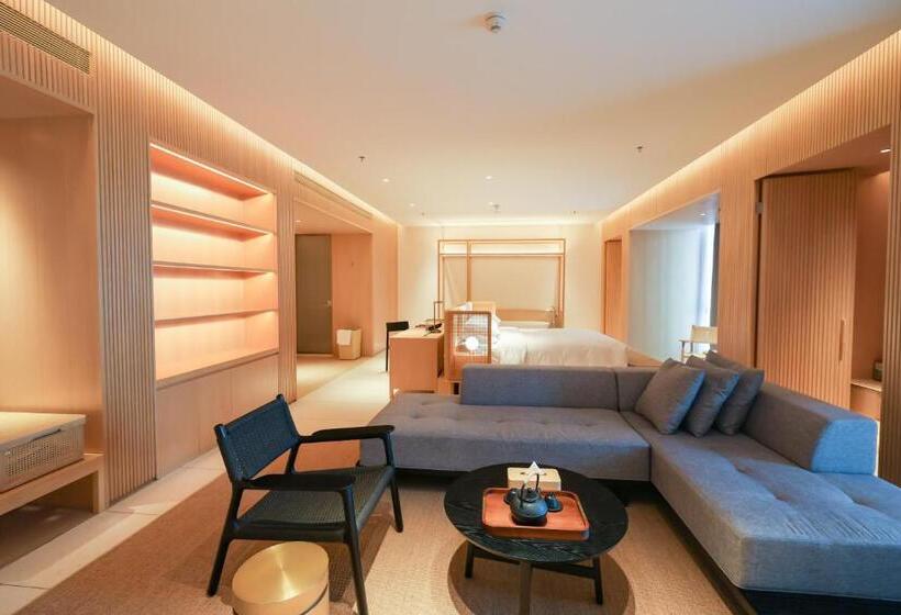 מיטת קינג בסוויטה, The Taikang Sanya, A Tribute Portfolio Resort