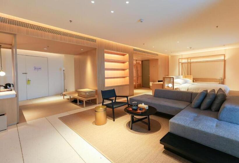 מיטת קינג בסוויטה, The Taikang Sanya, A Tribute Portfolio Resort