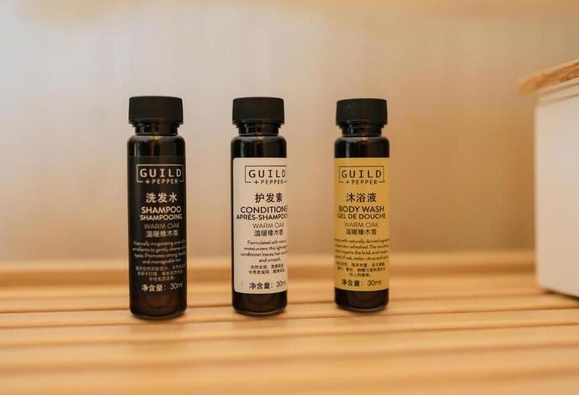 מיטת קינג בסוויטה, The Taikang Sanya, A Tribute Portfolio Resort