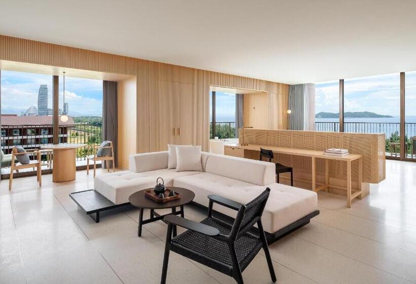 מיטת קינג בסוויטה, The Taikang Sanya, A Tribute Portfolio Resort