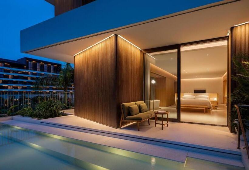 מיטת קינג בסוויטה, The Taikang Sanya, A Tribute Portfolio Resort