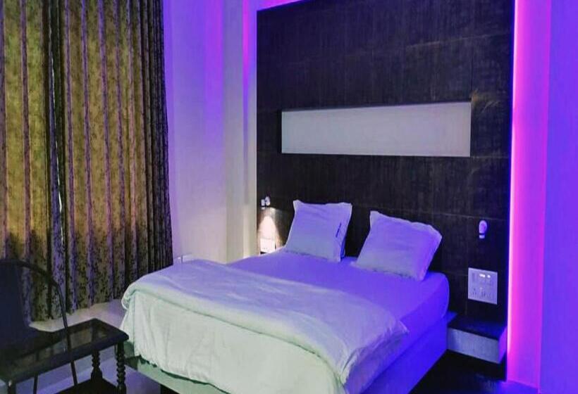 חדר דלוקס, Staymaker Shubhodaya Lodge