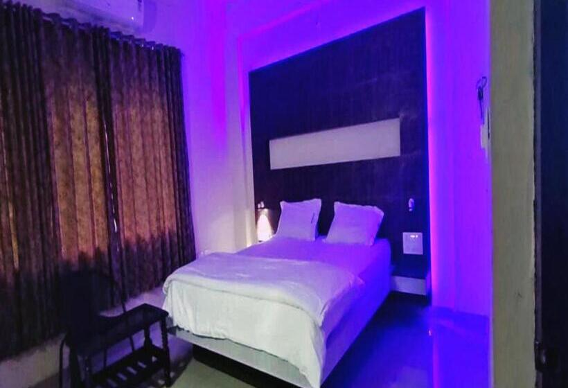 חדר דלוקס, Staymaker Shubhodaya Lodge