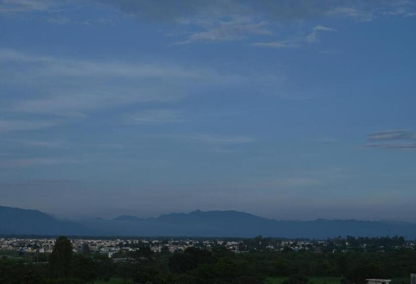 غرفة ديلوكس ثلاثية, Vasdaa Grand, Dehradun   Airport