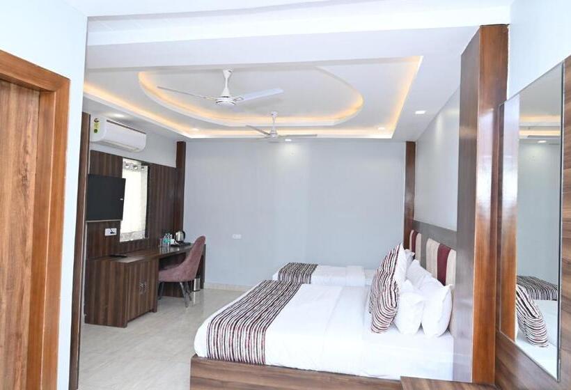 غرفة ديلوكس ثلاثية, Vasdaa Grand, Dehradun   Airport