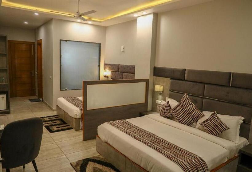 جناح عائلي, Vasdaa Grand, Dehradun   Airport