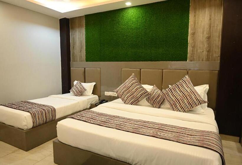 غرفة ديلوكس ثلاثية, Vasdaa Grand, Dehradun   Airport