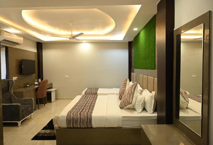 غرفة ديلوكس ثلاثية, Vasdaa Grand, Dehradun   Airport