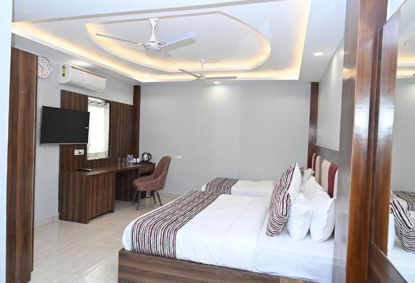 غرفة ديلوكس ثلاثية, Vasdaa Grand, Dehradun   Airport