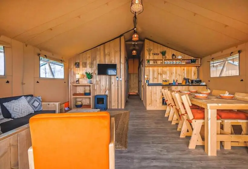 １ベッドルームハウス, Folly Farm Holiday Park