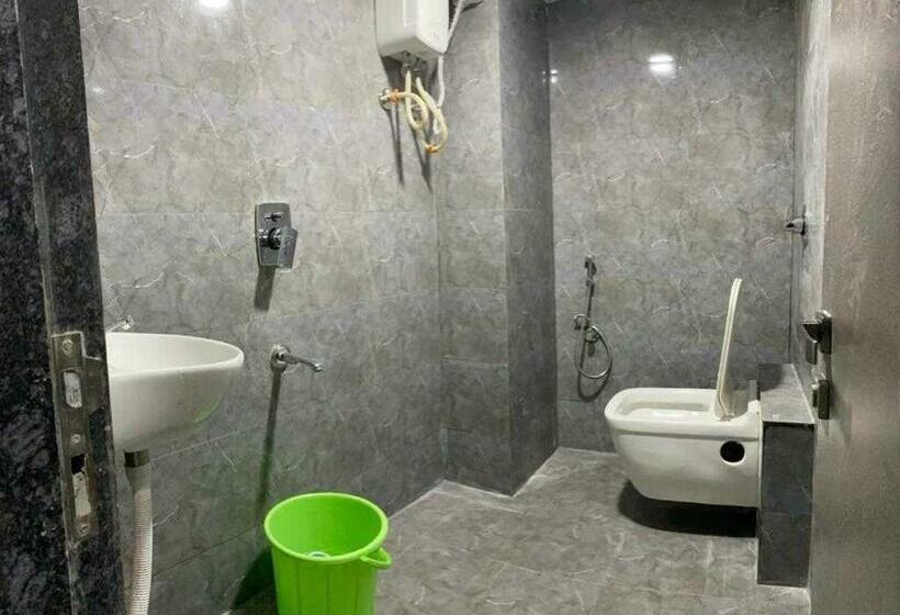 חדר קלאסי לשלושה, Pop 91562 Park Palace