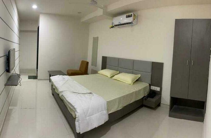 חדר קלאסי לשלושה, Pop 91562 Park Palace