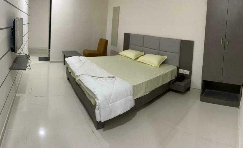 חדר קלאסי לשלושה, Pop 91562 Park Palace