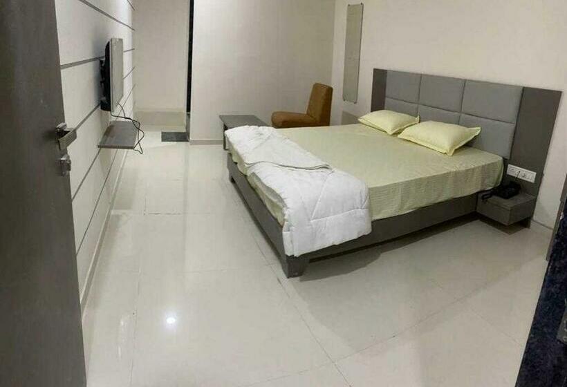 חדר קלאסי לשלושה, Pop 91562 Park Palace