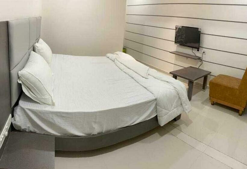 חדר קלאסי לשלושה, Pop 91562 Park Palace