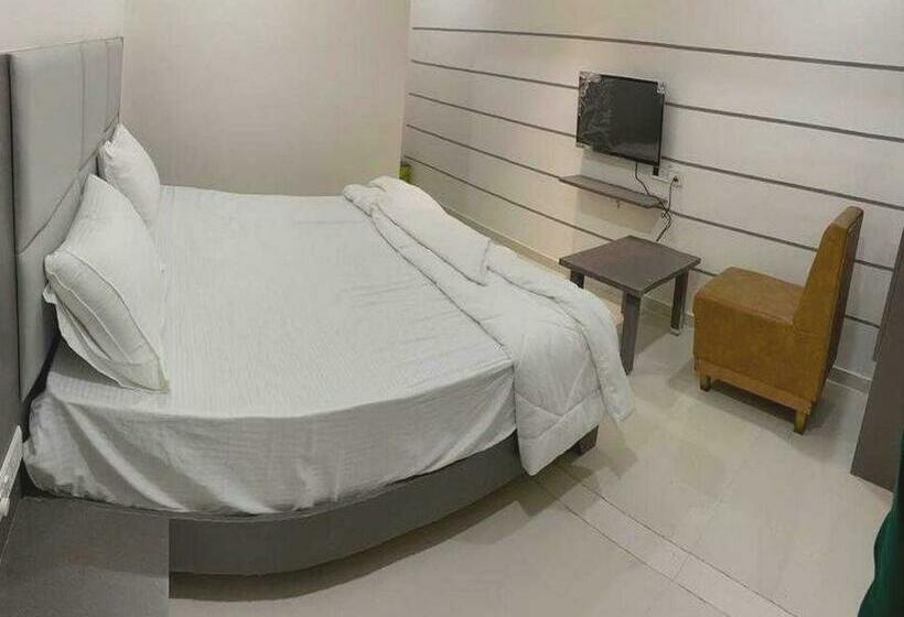 חדר קלאסי לשלושה, Pop 91562 Park Palace