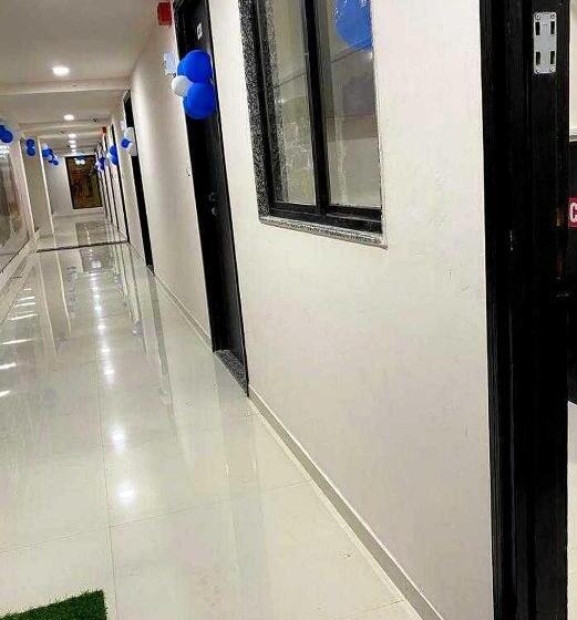 חדר קלאסי לשלושה, Pop 91562 Park Palace