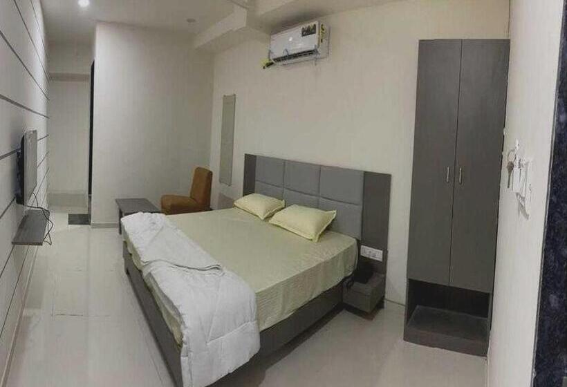 חדר קלאסי לשלושה, Pop 91562 Park Palace