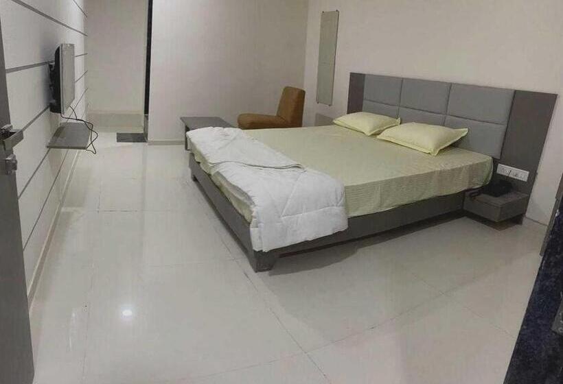 חדר קלאסי לשלושה, Pop 91562 Park Palace