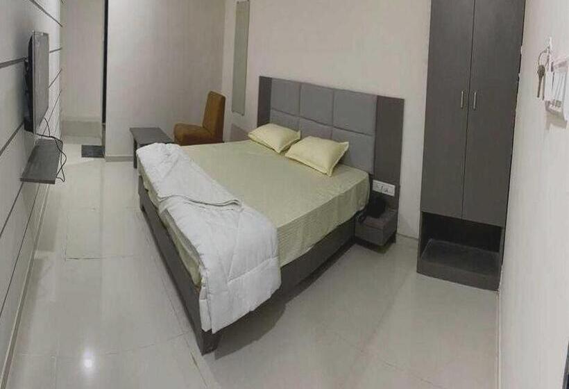 חדר קלאסי לשלושה, Pop 91562 Park Palace