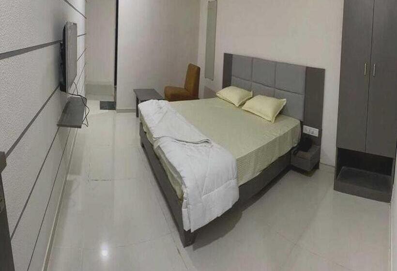 חדר קלאסי לשלושה, Pop 91562 Park Palace