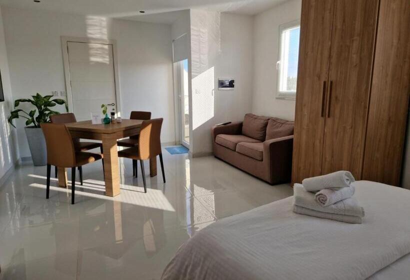 اتاق لوکس چهار تخته, Marina Studios