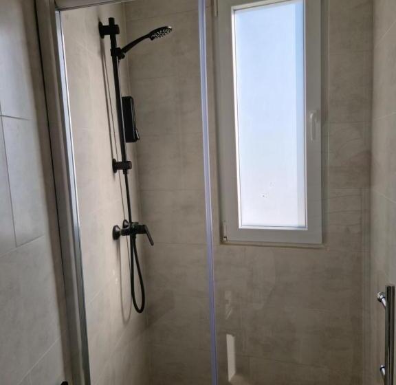 اتاق لوکس چهار تخته, Marina Studios