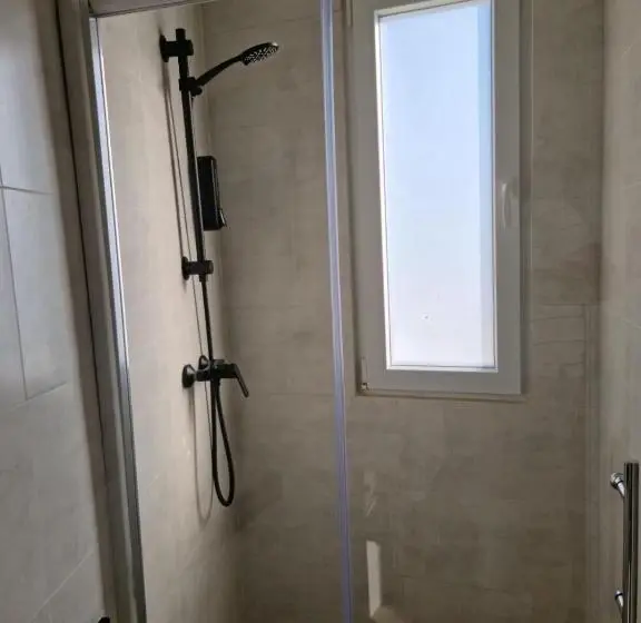 اتاق لوکس چهار تخته, Marina Studios