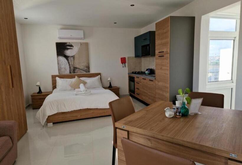 اتاق لوکس چهار تخته, Marina Studios