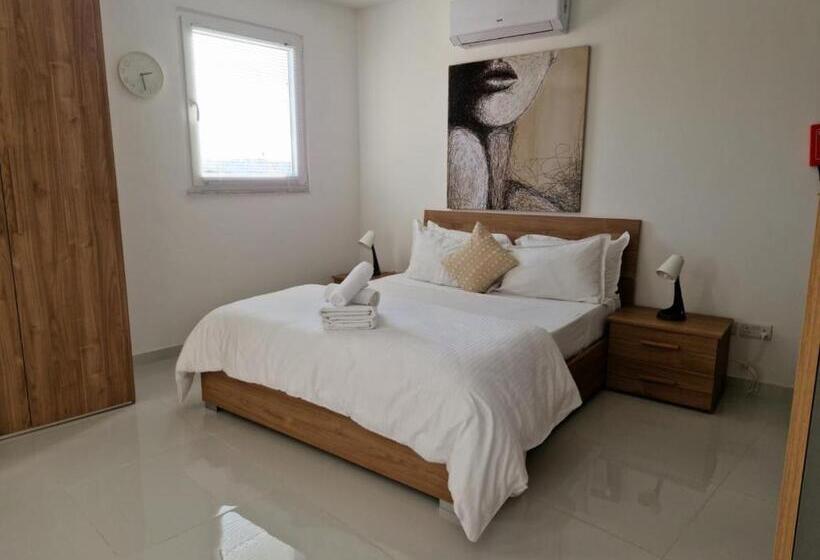 اتاق لوکس چهار تخته, Marina Studios