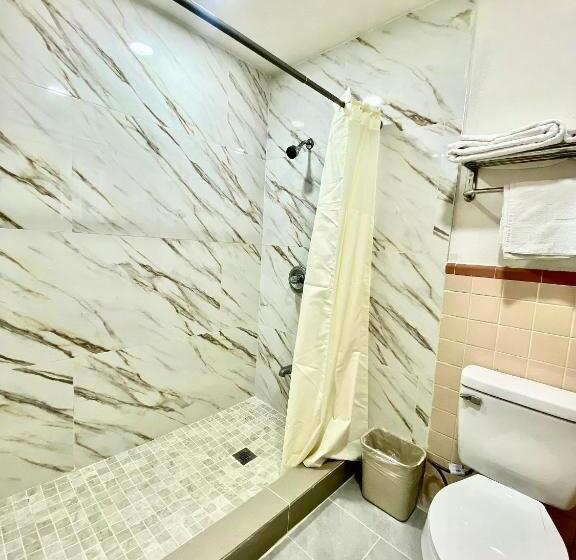 חדר אקונומי לשלושה, Tropic Motel