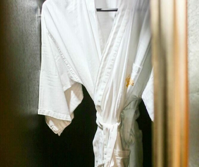 غرفة ديلوكس, Nade