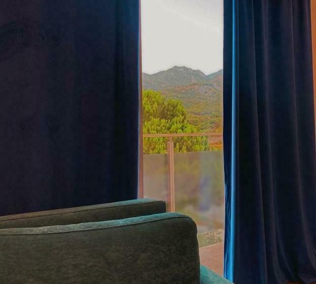 اتاق لوکس خانوادگی, Merly
