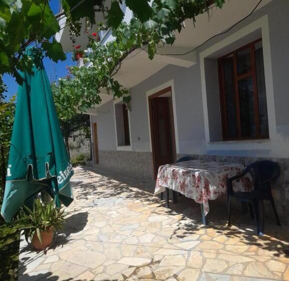 דירת חדר נוף לגינה, Villa Balliu