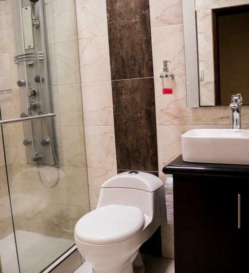 اتاق خانوادگی با سرویس بهداشتی مشترک, The Canarys Hostal