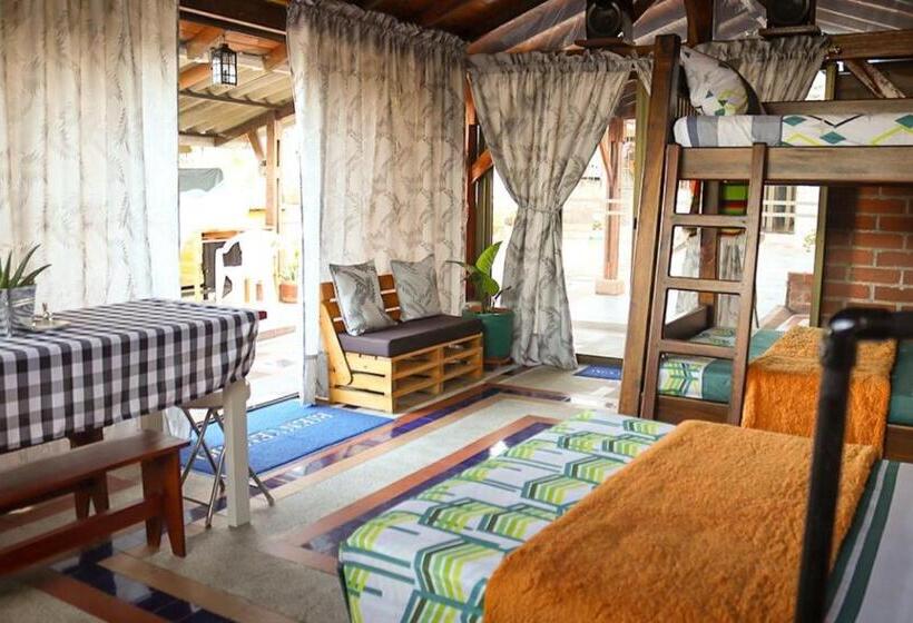 家族用バンガロー, The Canarys Hostal