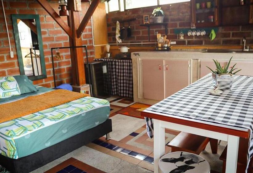 家族用バンガロー, The Canarys Hostal