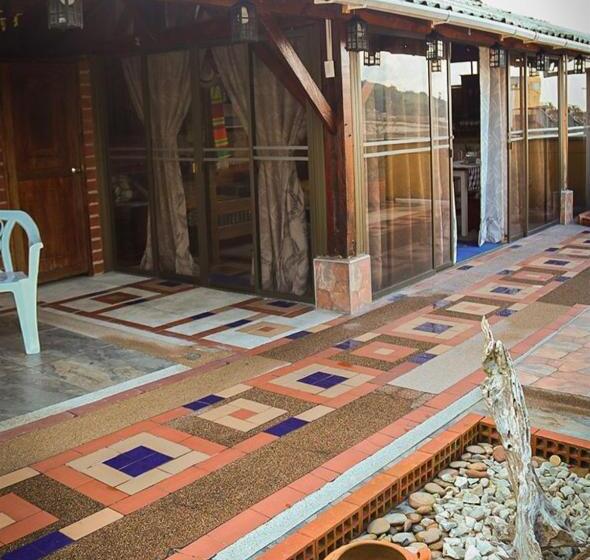 بنگله خانوادگی, The Canarys Hostal