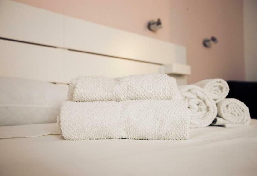 חדר קומפורט לשלושה, Le Stanze Di Nina