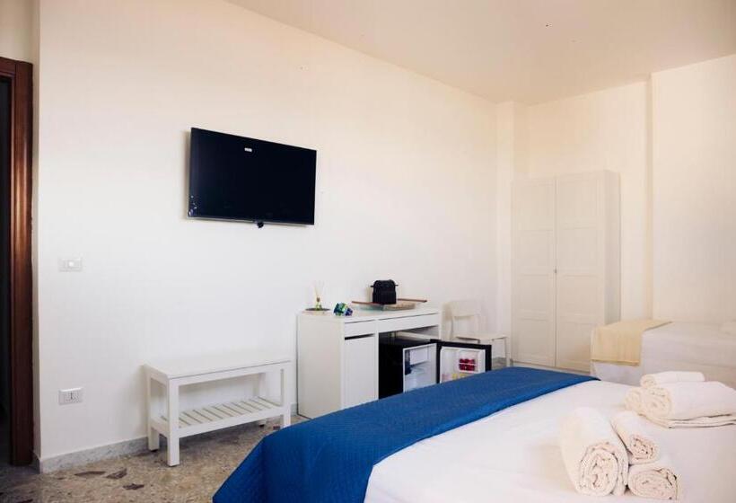 חדר סופריור לשלושה עם נוף לים, Le Stanze Di Nina