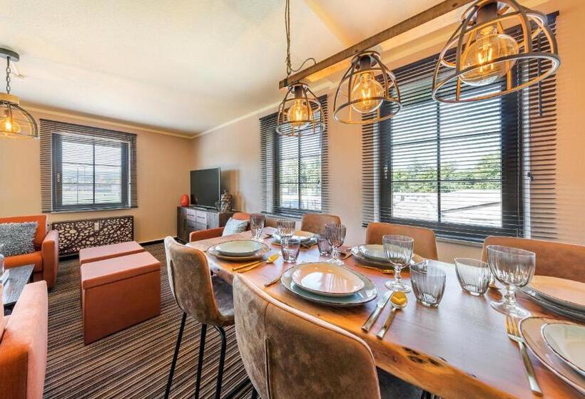 ２ベッドルームアパートメント, The Mex   El Sombrero